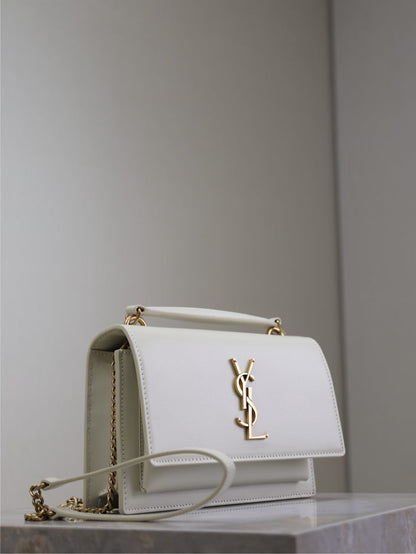 BOLSO PEQUEÑO SUNSET 19 EN PIEL DE BECERRO BLANCA CON HERRAJES DORADOS
