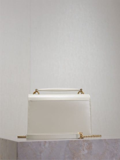 BOLSO PEQUEÑO SUNSET 19 EN PIEL DE BECERRO BLANCA CON HERRAJES DORADOS