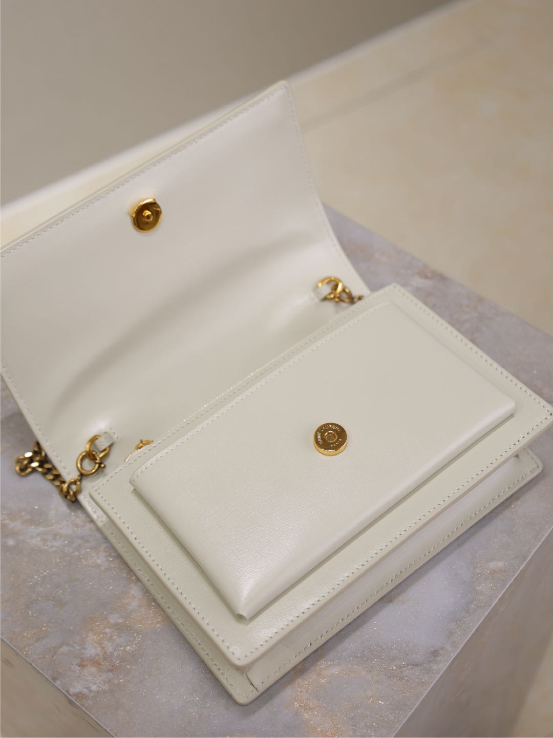 BOLSO PEQUEÑO SUNSET 19 EN PIEL DE BECERRO BLANCA CON HERRAJES DORADOS