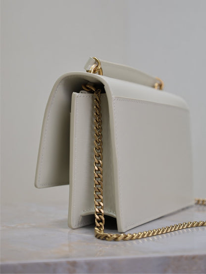 BOLSO PEQUEÑO SUNSET 19 EN PIEL DE BECERRO BLANCA CON HERRAJES DORADOS