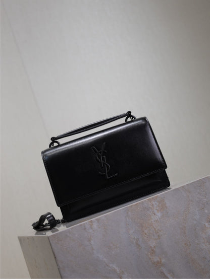 BOLSO PEQUEÑO SUNSET 19 EN PIEL DE BECERRO NEGRA, HERRAJES NEGROS