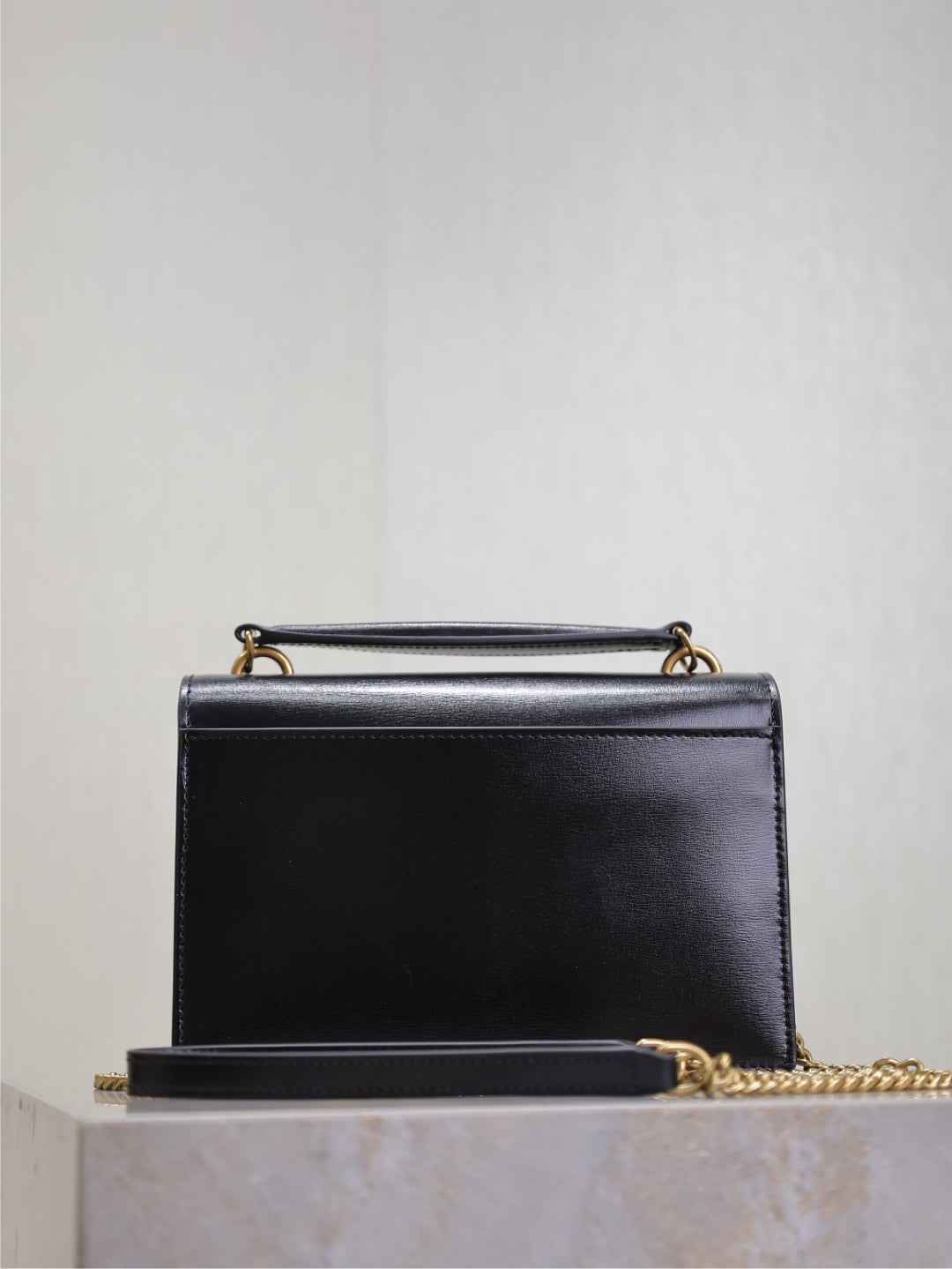 BOLSO PEQUEÑO SUNSET 19 EN PIEL DE BECERRO NEGRA CON HERRAJES DE COBRE