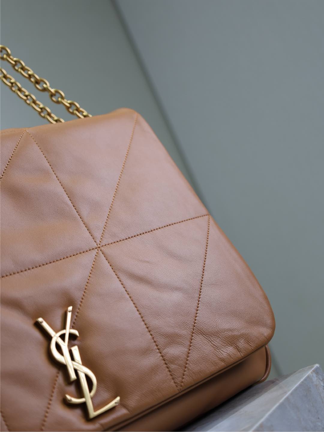 BOLSO GRANDE JAMIE 4.3 43 EN PIEL DE CORDERO LISA MARRÓN BRONCE CON HERRAJES DORADOS