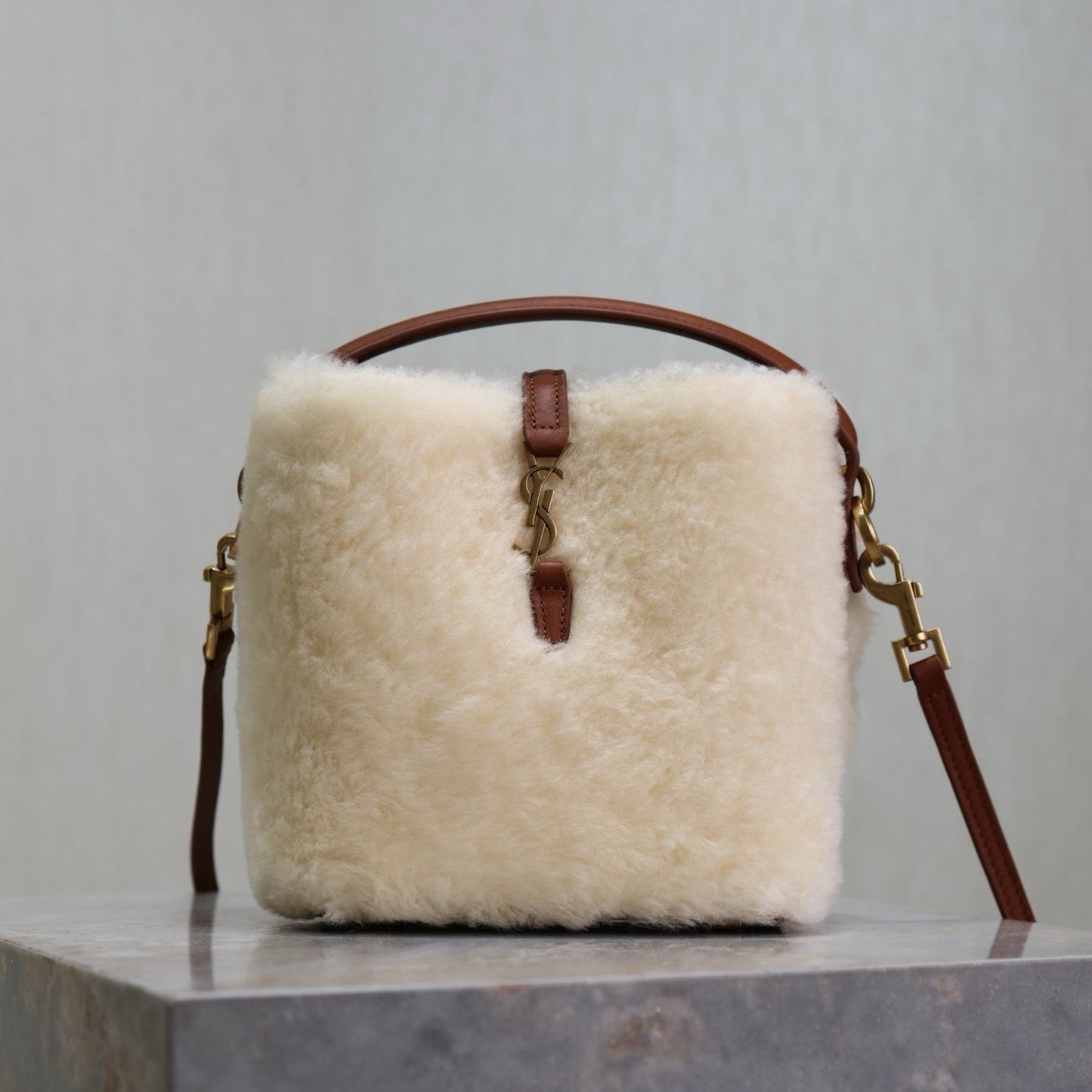 BOLSO MINI CUBO LE 37 15 EN PIEL DE BORREGUITO CREMA Y ADORNO DE CUERO MARRÓN