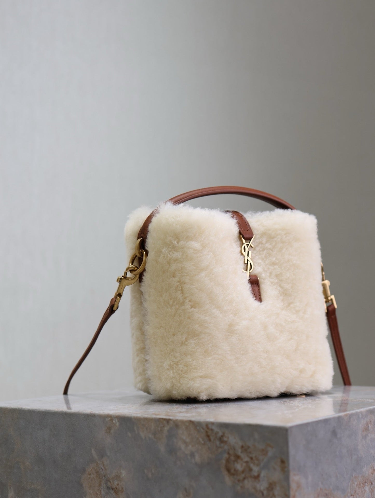 BOLSO MINI CUBO LE 37 15 EN PIEL DE BORREGUITO CREMA Y ADORNO DE CUERO MARRÓN