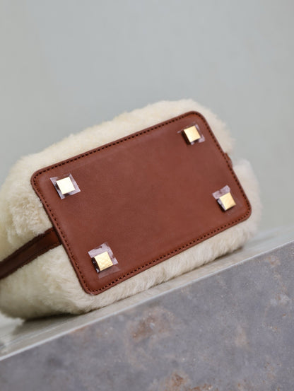 BOLSO MINI CUBO LE 37 15 EN PIEL DE BORREGUITO CREMA Y ADORNO DE CUERO MARRÓN
