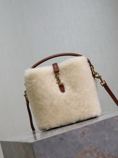 BOLSO MINI CUBO LE 37 15 EN PIEL DE BORREGUITO CREMA Y ADORNO DE CUERO MARRÓN
