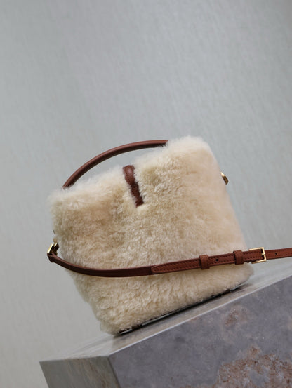 BOLSO MINI CUBO LE 37 15 EN PIEL DE BORREGUITO CREMA Y ADORNO DE CUERO MARRÓN