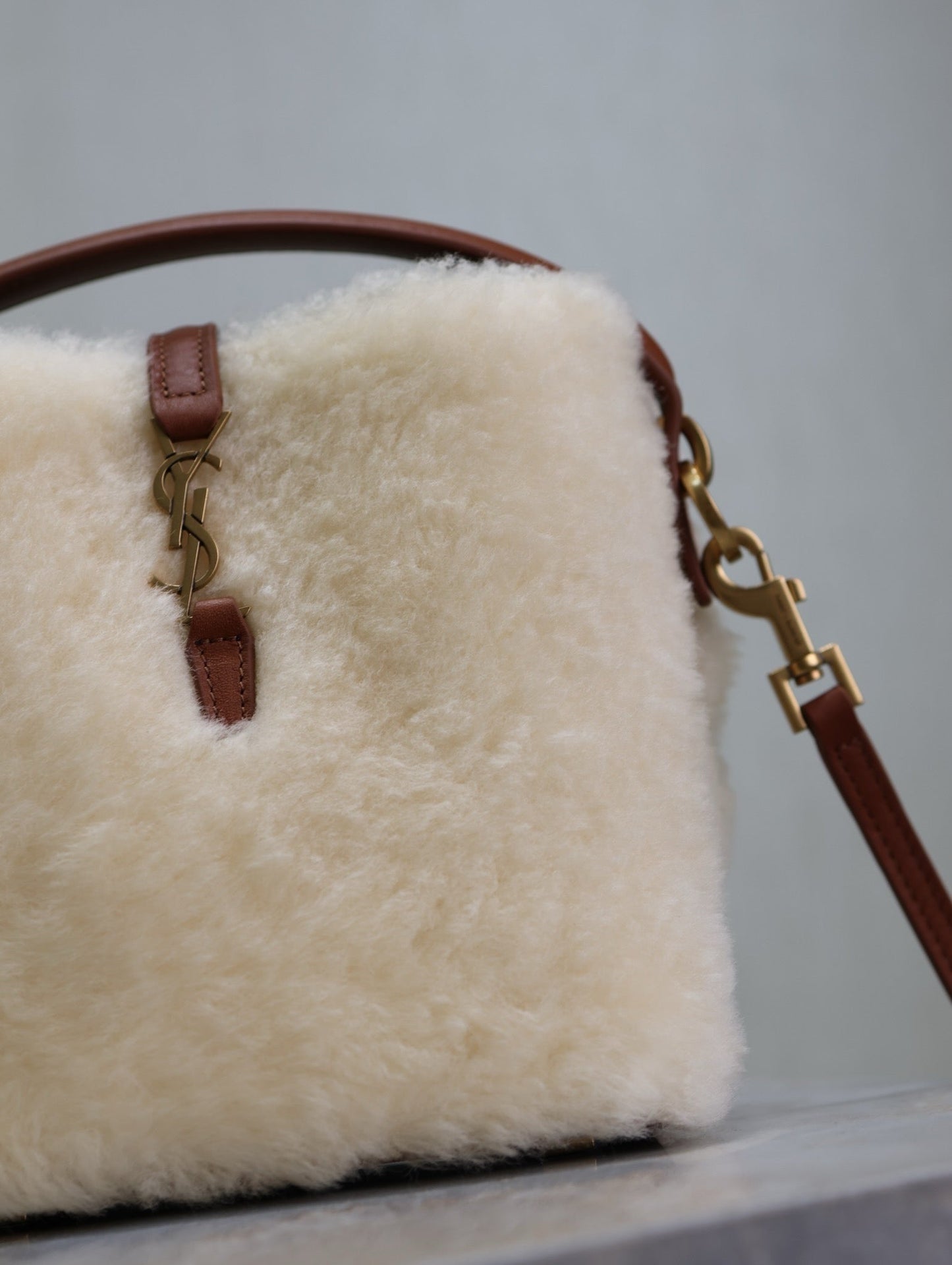 BOLSO MINI CUBO LE 37 15 EN PIEL DE BORREGUITO CREMA Y ADORNO DE CUERO MARRÓN