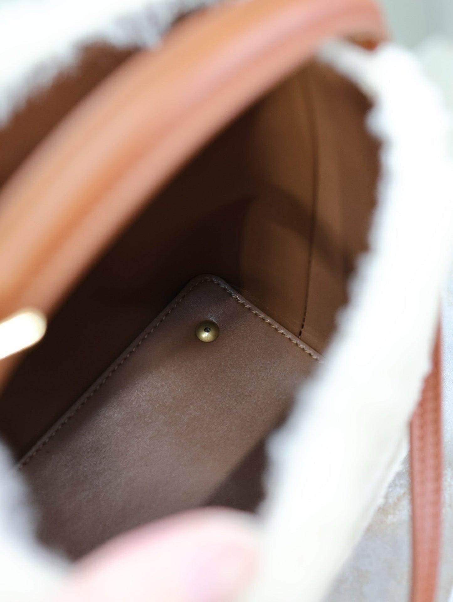 BOLSO MINI CUBO LE 37 15 EN PIEL DE BORREGUITO CREMA Y ADORNO DE CUERO MARRÓN