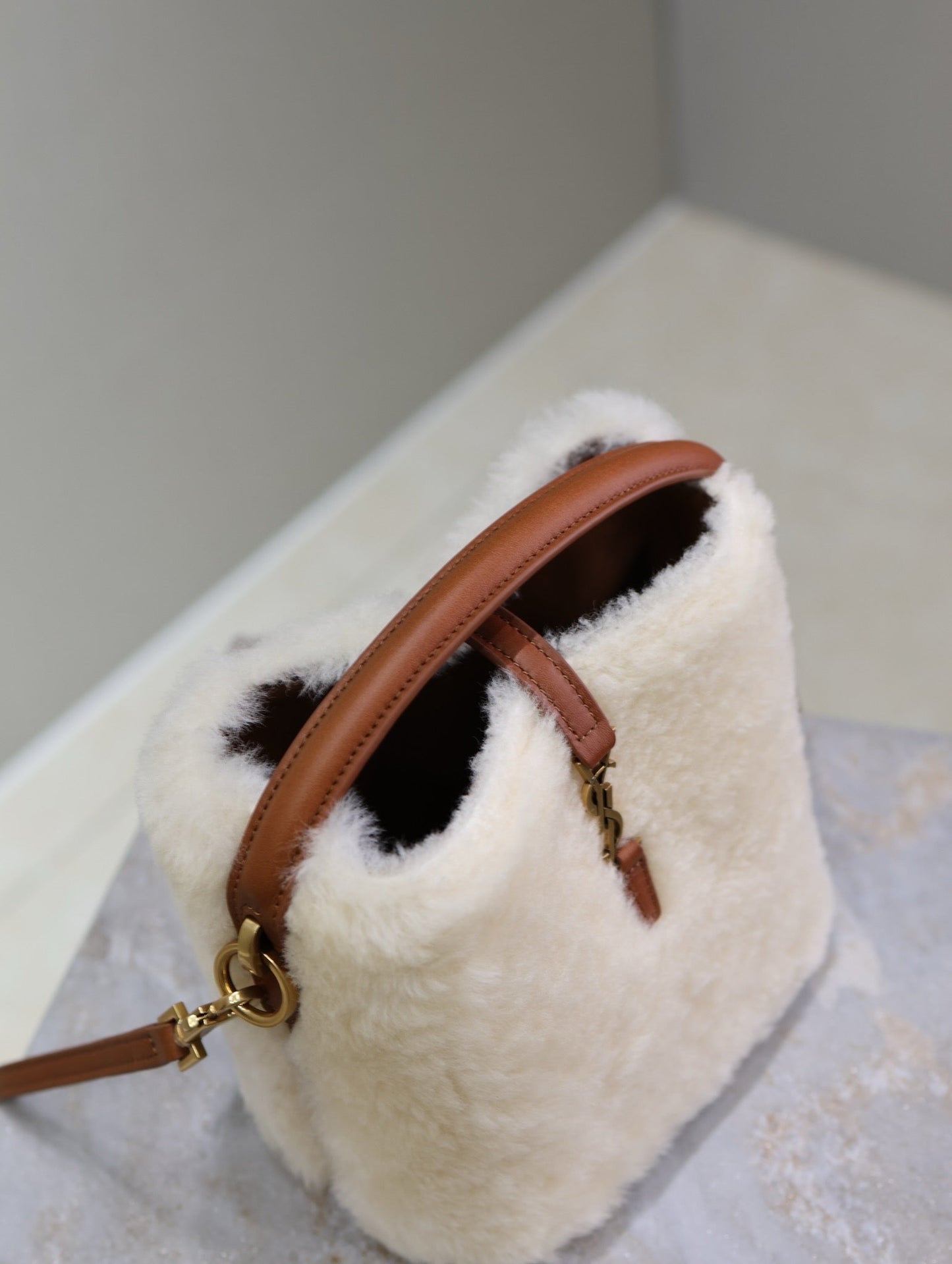 BOLSO MINI CUBO LE 37 15 EN PIEL DE BORREGUITO CREMA Y ADORNO DE CUERO MARRÓN