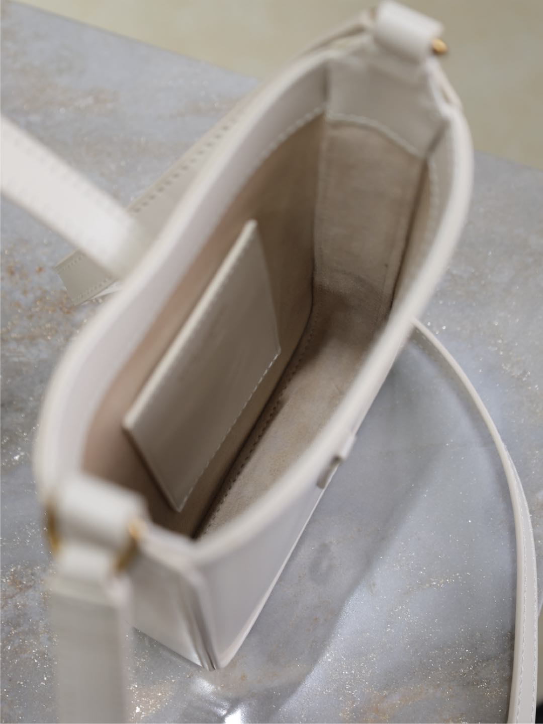 BOLSO PARA TELÉFONO LE 5 À 7 18 EN PIEL DE BECERRO BLANCA