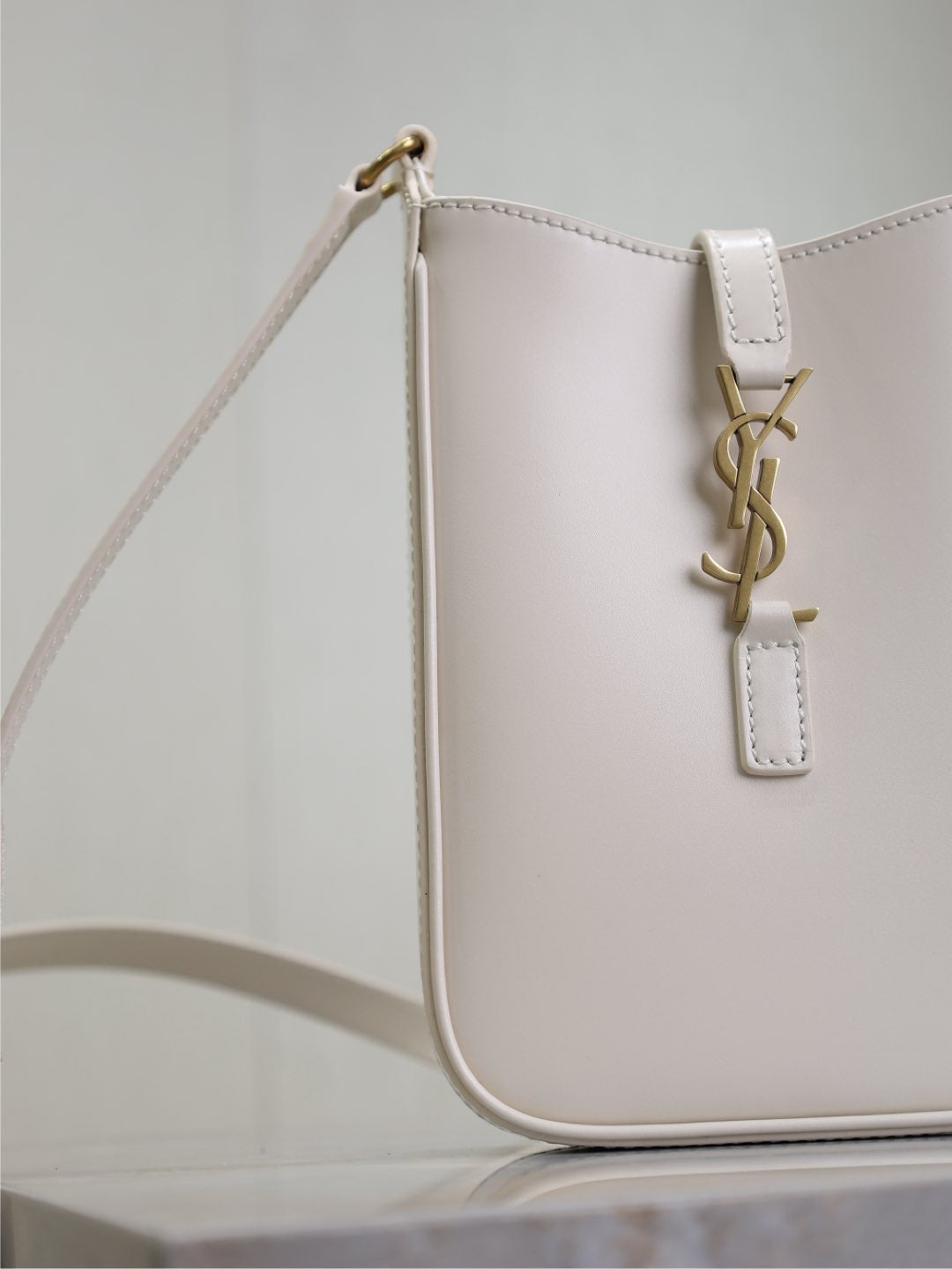 BOLSO PARA TELÉFONO LE 5 À 7 18 EN PIEL DE BECERRO BLANCA