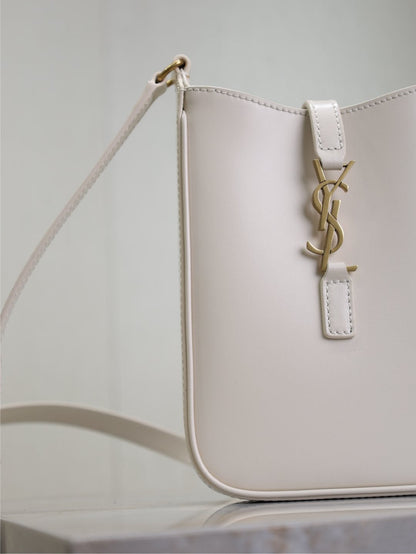 BOLSO PARA TELÉFONO LE 5 À 7 18 EN PIEL DE BECERRO BLANCA
