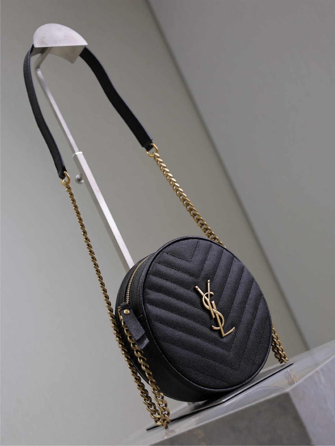 BOLSO REDONDO PEQUEÑO DE VINILO 17 EN PIEL CAVIAR NEGRO, HERRAJES DORADOS
