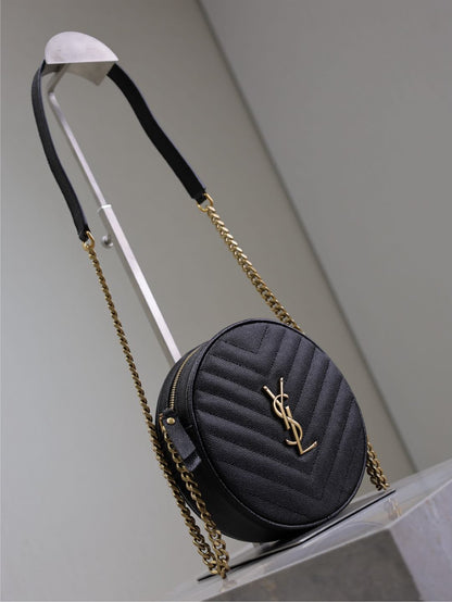 BOLSO REDONDO PEQUEÑO DE VINILO 17 EN PIEL CAVIAR NEGRO, HERRAJES DORADOS