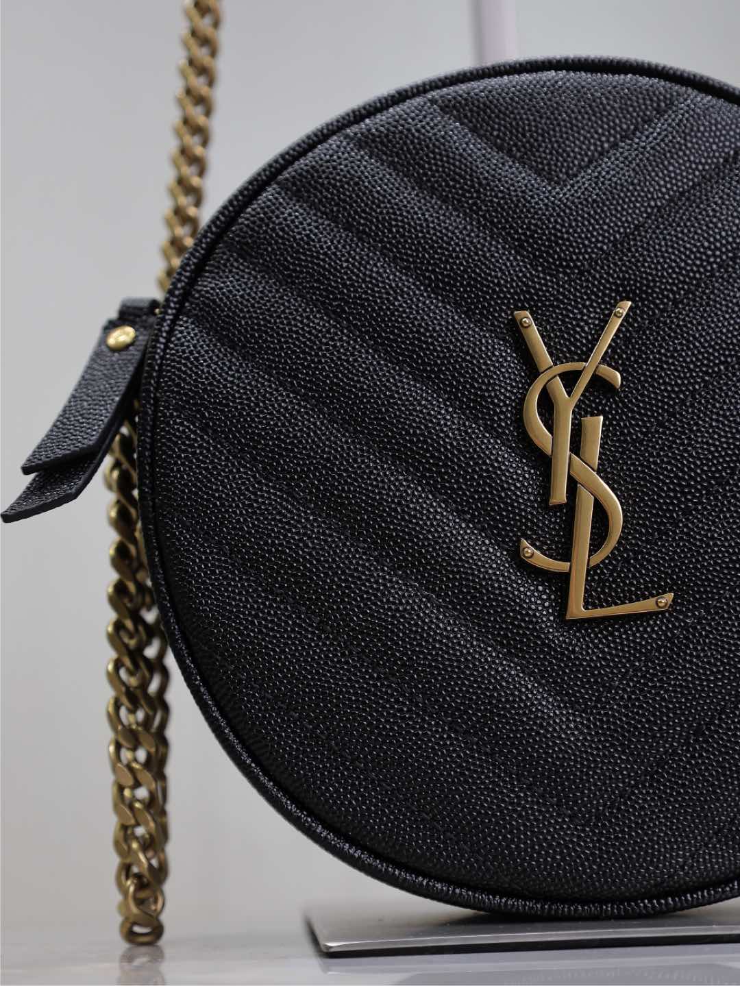 BOLSO REDONDO PEQUEÑO DE VINILO 17 EN PIEL CAVIAR NEGRO, HERRAJES DORADOS