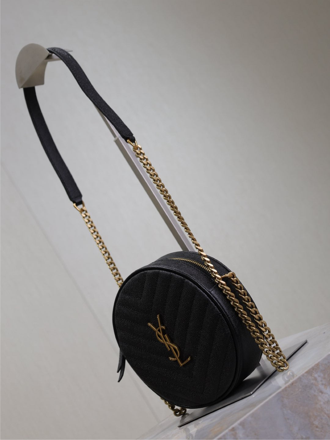 BOLSO REDONDO PEQUEÑO DE VINILO 17 EN PIEL CAVIAR NEGRO, HERRAJES DORADOS
