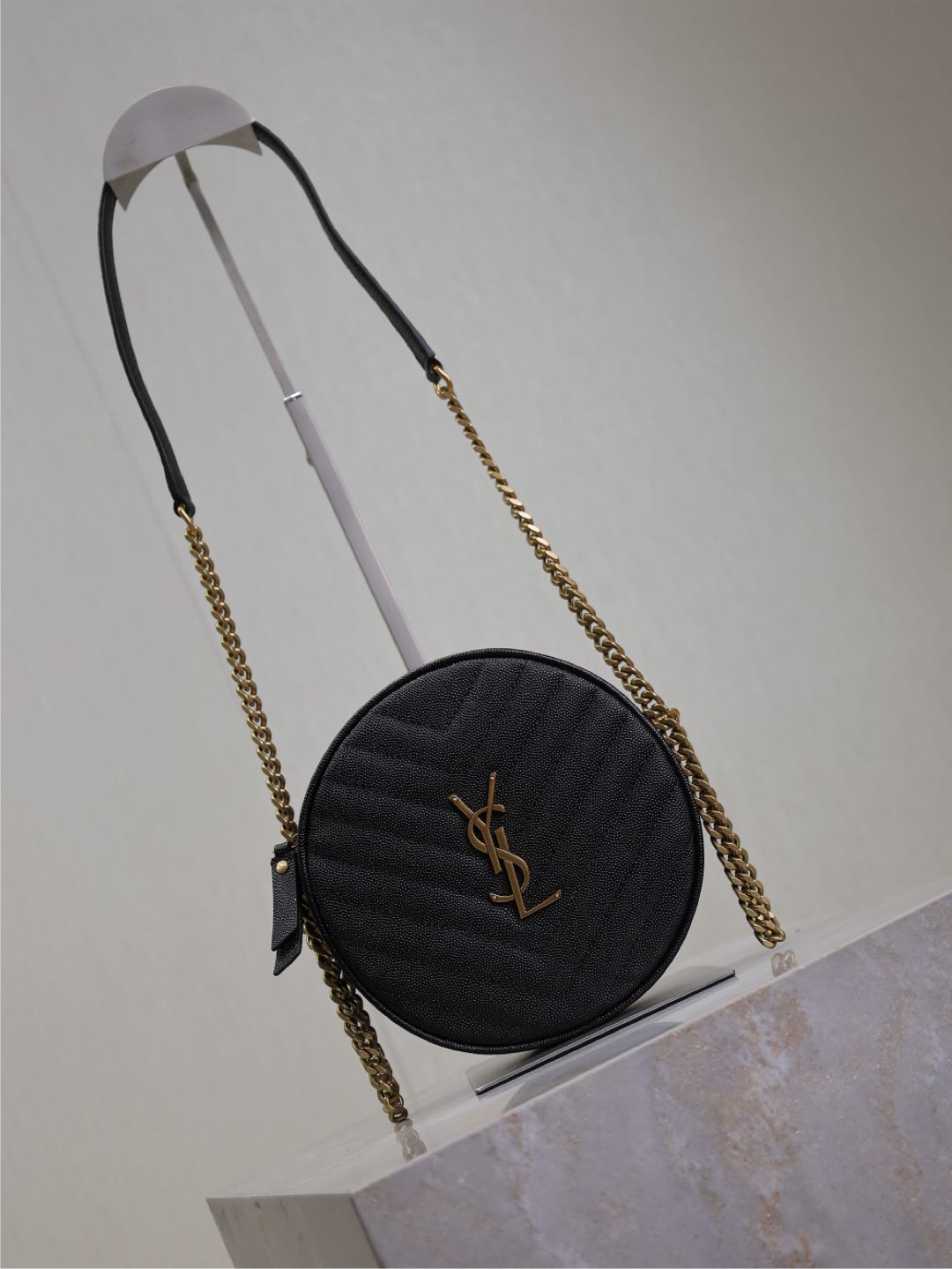 BOLSO REDONDO PEQUEÑO DE VINILO 17 EN PIEL CAVIAR NEGRO, HERRAJES DORADOS