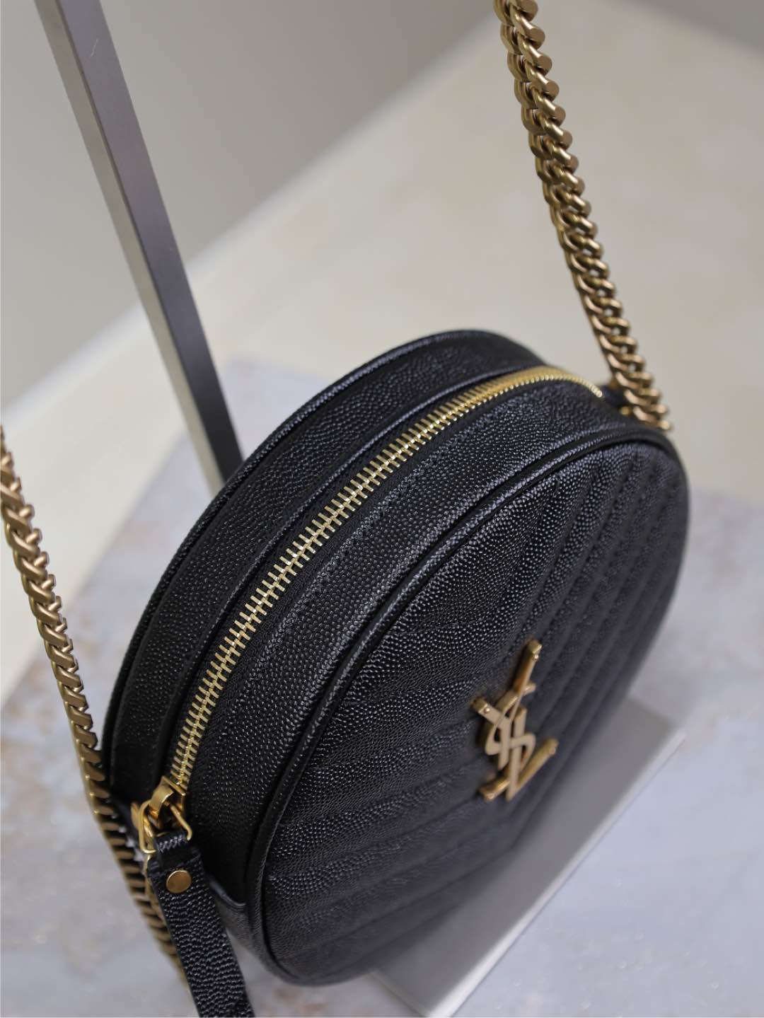 BOLSO REDONDO PEQUEÑO DE VINILO 17 EN PIEL CAVIAR NEGRO, HERRAJES DORADOS