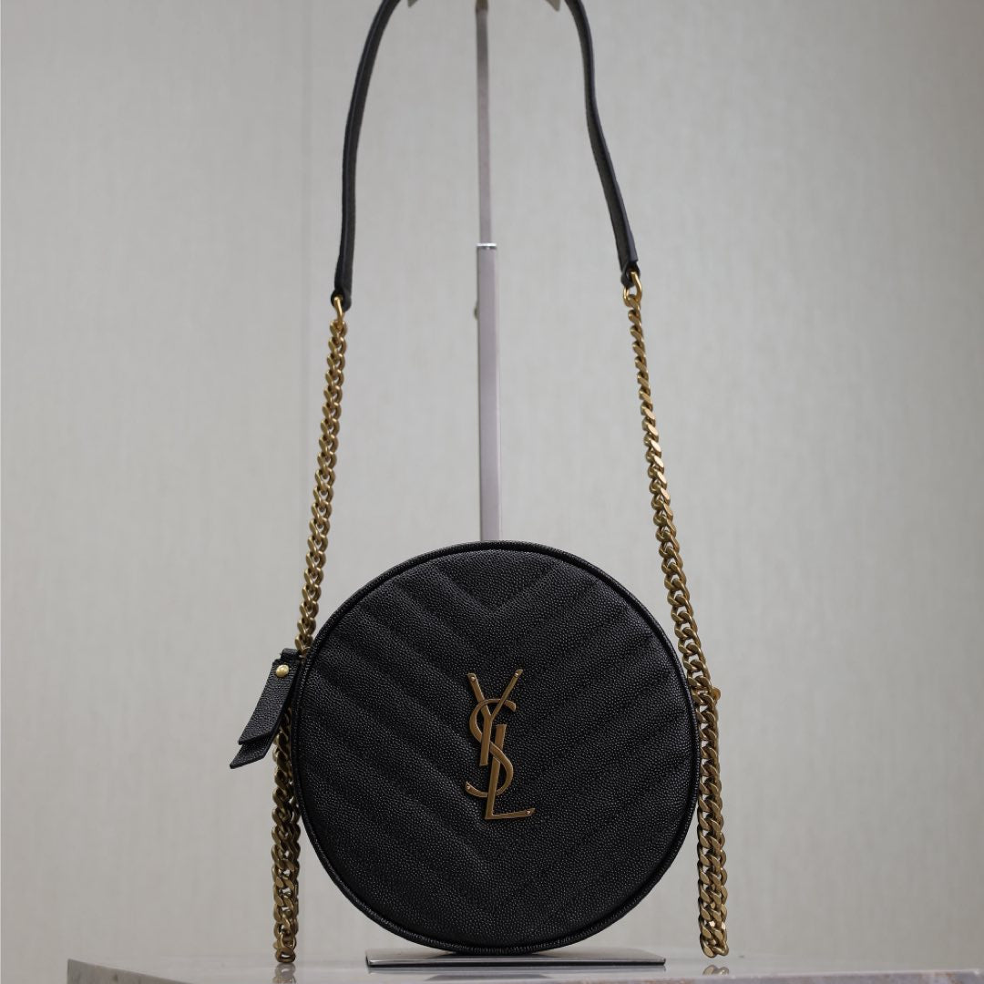 BOLSO REDONDO PEQUEÑO DE VINILO 17 EN PIEL CAVIAR NEGRO, HERRAJES DORADOS