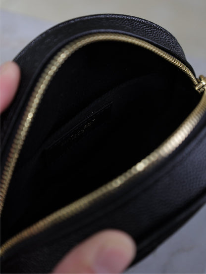 BOLSO REDONDO PEQUEÑO DE VINILO 17 EN PIEL CAVIAR NEGRO, HERRAJES DORADOS