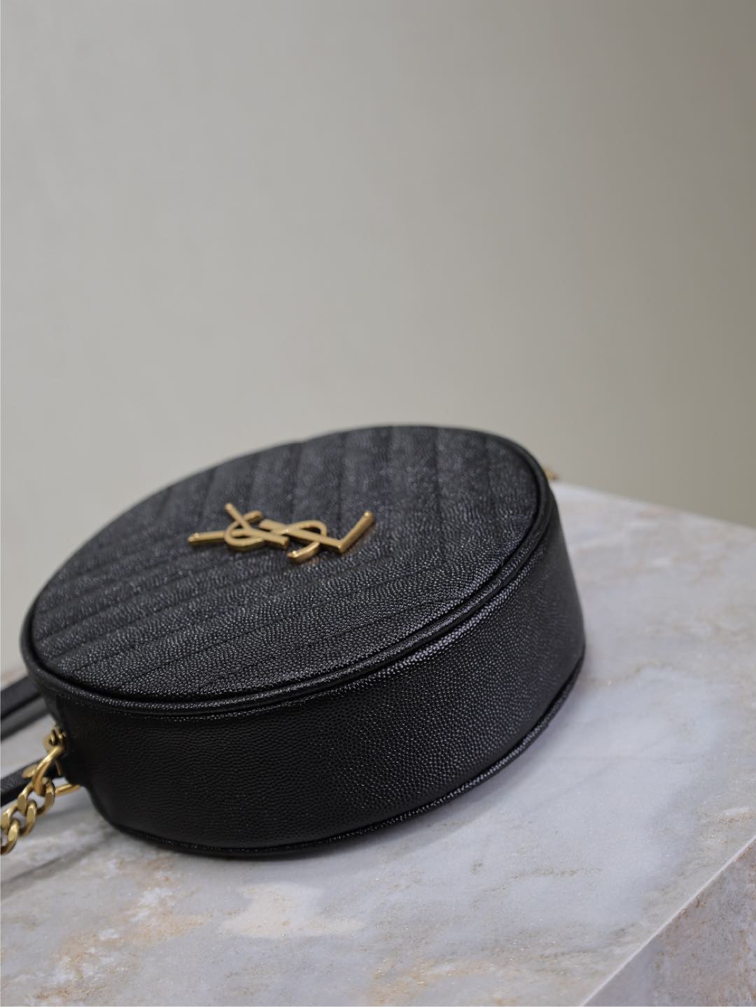 BOLSO REDONDO PEQUEÑO DE VINILO 17 EN PIEL CAVIAR NEGRO, HERRAJES DORADOS