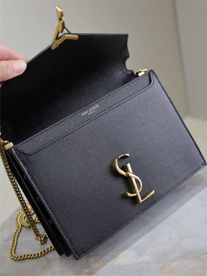 BOLSO DE CADENA CASSANDRA 22 EN PIEL DE BECERRO CON ESTAMPADO DE CAVIAR NEGRO Y HERRAJES DORADOS