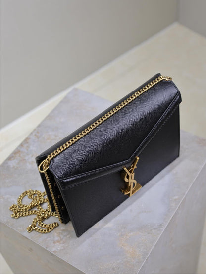 BOLSO DE CADENA CASSANDRA 22 EN PIEL DE BECERRO CON ESTAMPADO DE CAVIAR NEGRO Y HERRAJES DORADOS