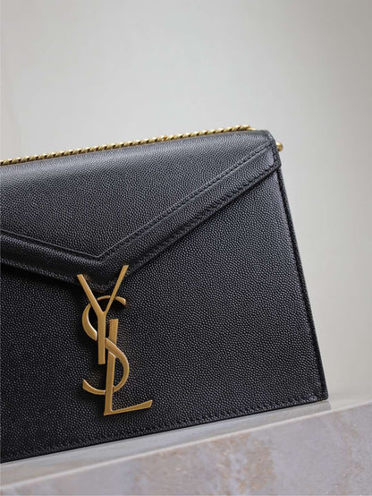 BOLSO DE CADENA CASSANDRA 22 EN PIEL DE BECERRO CON ESTAMPADO DE CAVIAR NEGRO Y HERRAJES DORADOS