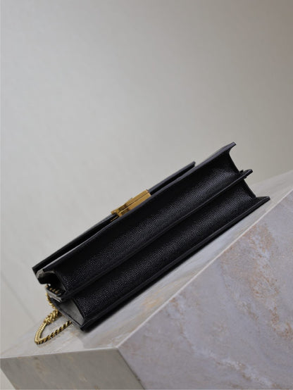 BOLSO DE CADENA CASSANDRA 22 EN PIEL DE BECERRO CON ESTAMPADO DE CAVIAR NEGRO Y HERRAJES DORADOS
