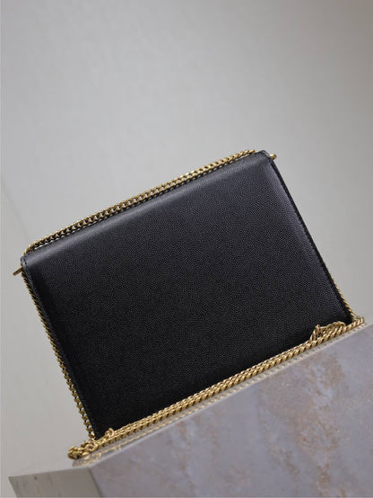 BOLSO DE CADENA CASSANDRA 22 EN PIEL DE BECERRO CON ESTAMPADO DE CAVIAR NEGRO Y HERRAJES DORADOS