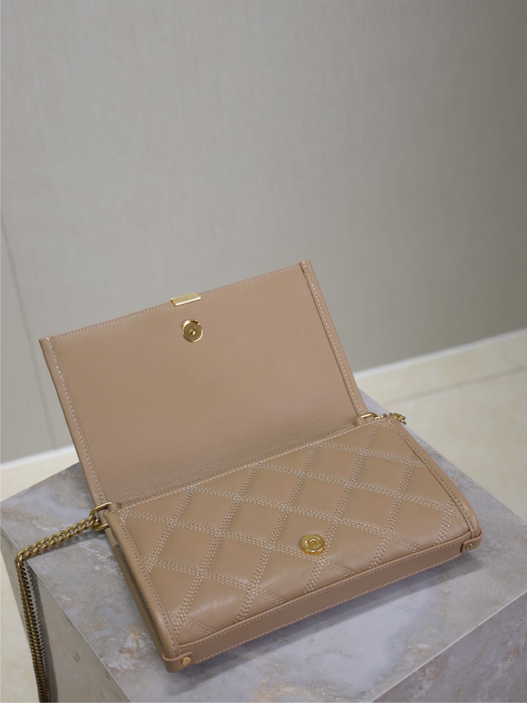 BECKY 22 EN CUIR D'AGNEAU MATELASSÉ MARRON MOYEN QUINCAILLERIE DORÉ