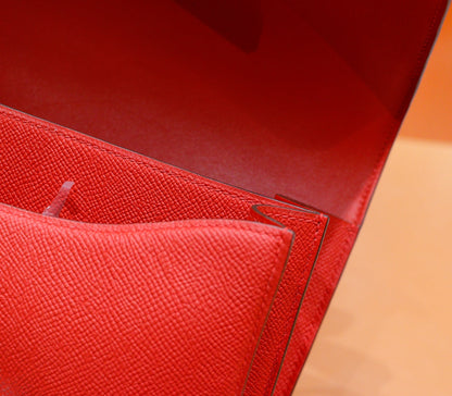 Constance 24, cuero Epsom rojo, herrajes plateados