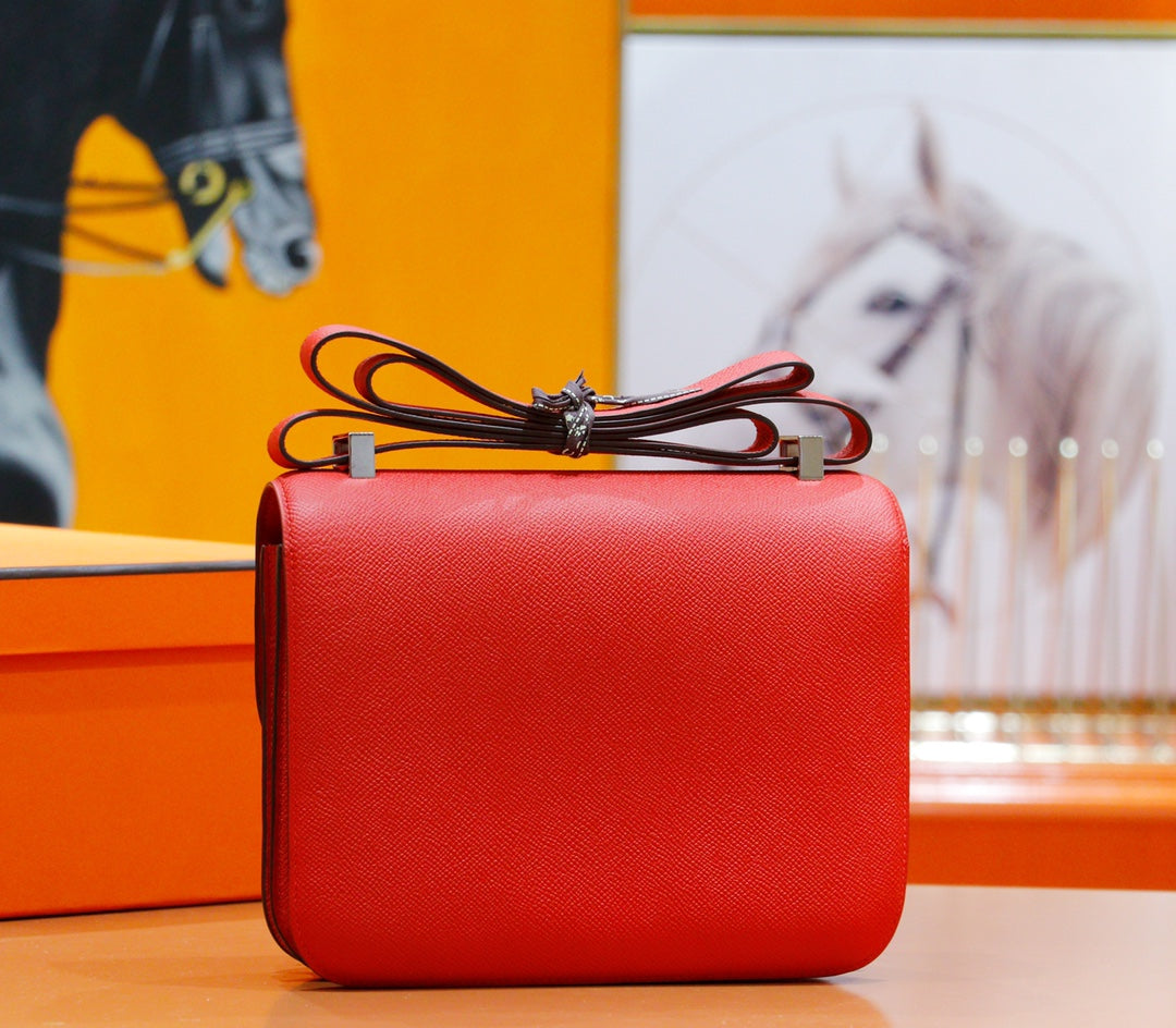 Constance 24, cuero Epsom rojo, herrajes plateados