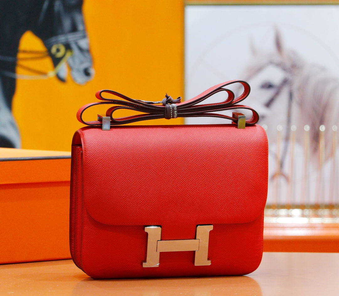 Constance 24, cuero Epsom rojo, herrajes plateados