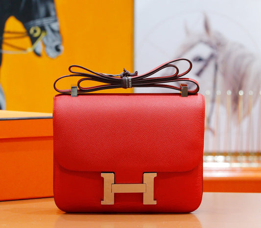 Constance 24, cuero Epsom rojo, herrajes plateados