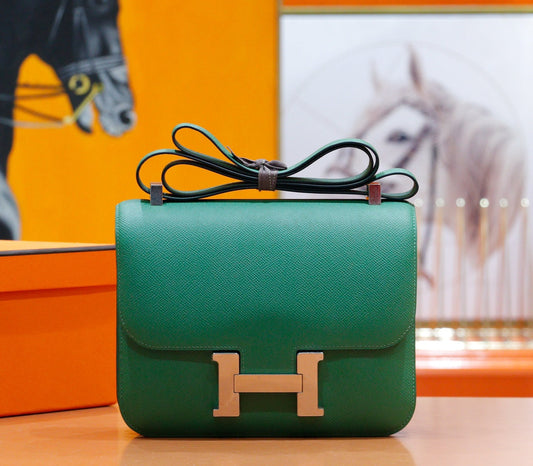 Constance 24, cuero Epsom verde oscuro, herrajes plateados