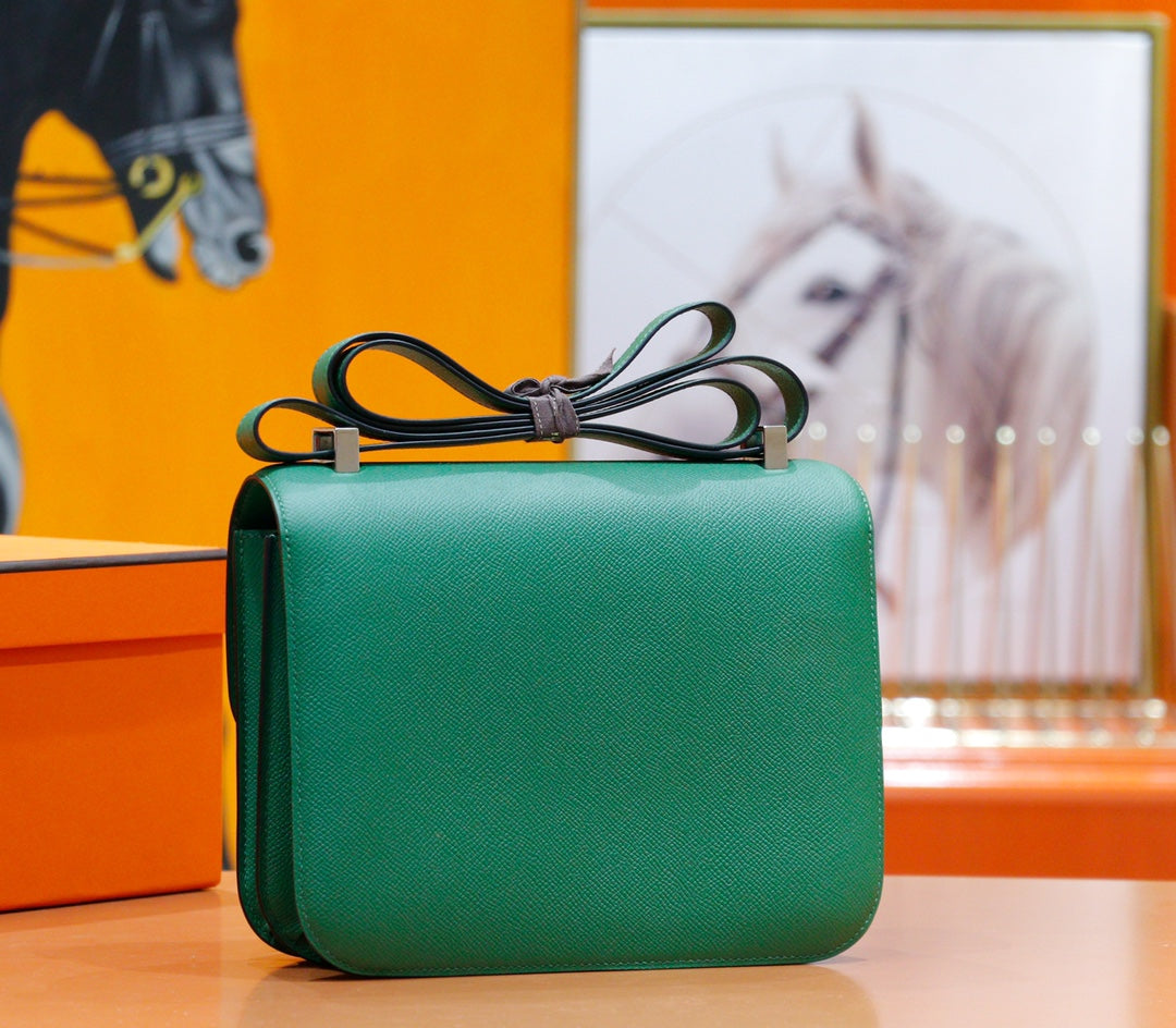 Constance 24, cuero Epsom verde oscuro, herrajes plateados