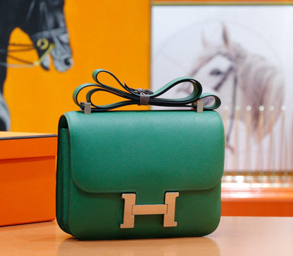 Constance 24, cuero Epsom verde oscuro, herrajes plateados