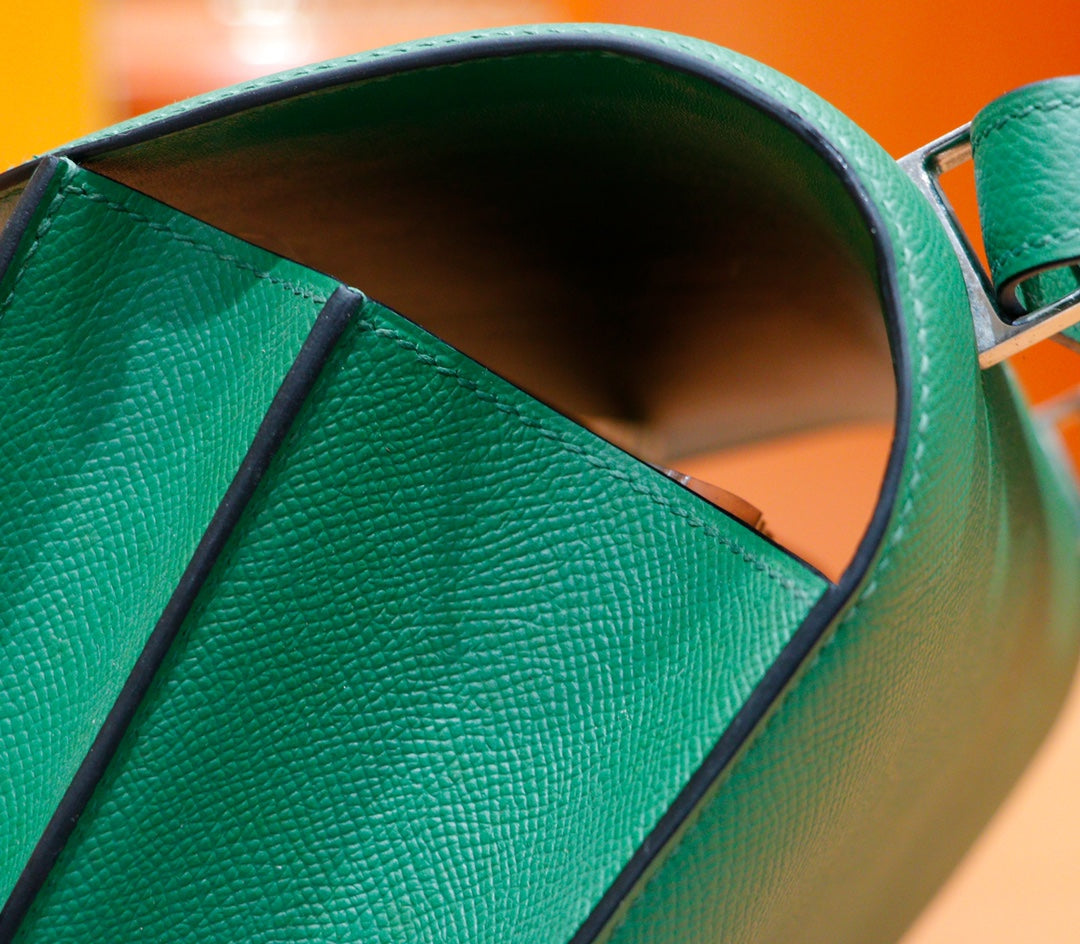 Constance 24, cuero Epsom verde oscuro, herrajes plateados