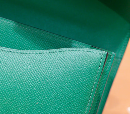 Constance 24, cuero Epsom verde oscuro, herrajes plateados