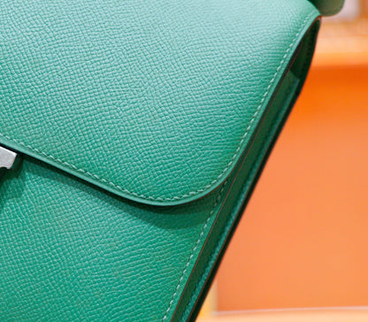 Constance 24, cuero Epsom verde oscuro, herrajes plateados