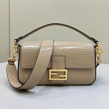 BOLSO FENDI BAGUETTE 27 DE PIEL DE BECERRO BEIGE ARENA CON HERRAJES DORADOS