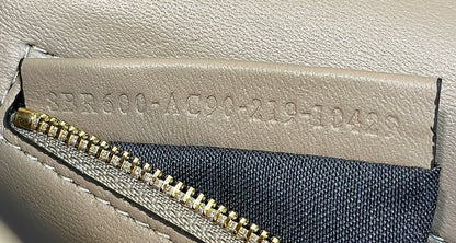 BOLSO FENDI BAGUETTE 27 DE PIEL DE BECERRO BEIGE ARENA CON HERRAJES DORADOS