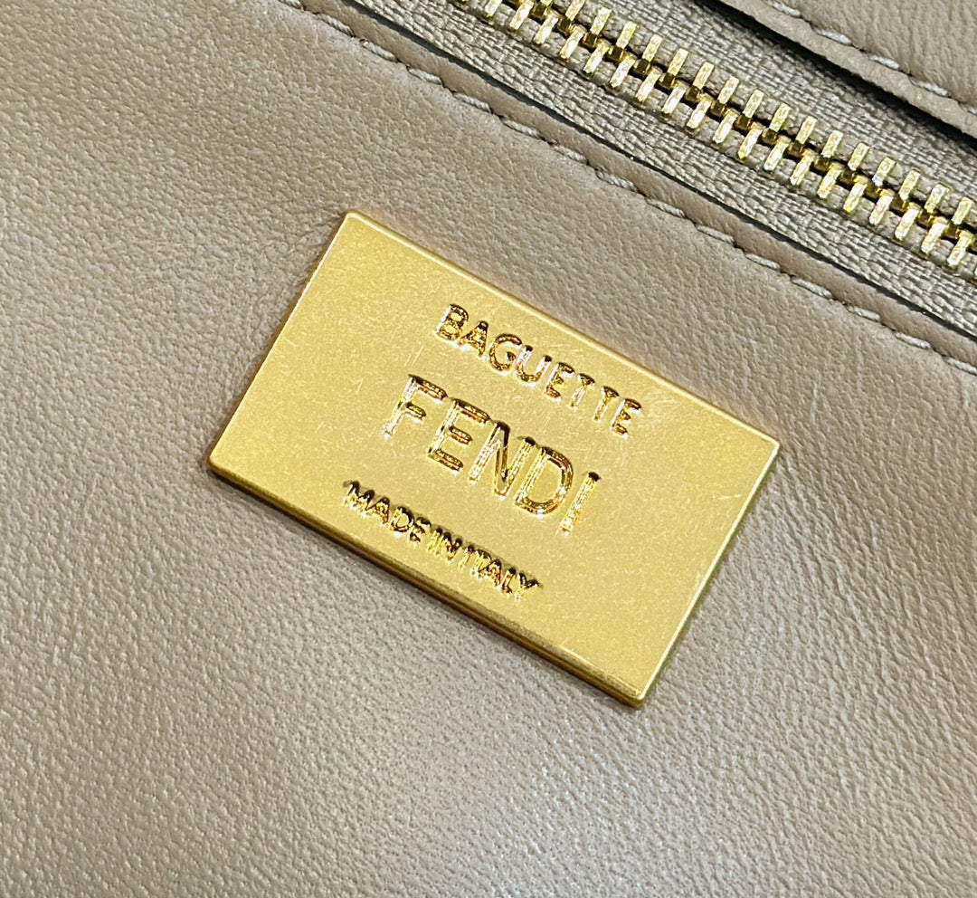 BOLSO FENDI BAGUETTE 27 DE PIEL DE BECERRO BEIGE ARENA CON HERRAJES DORADOS