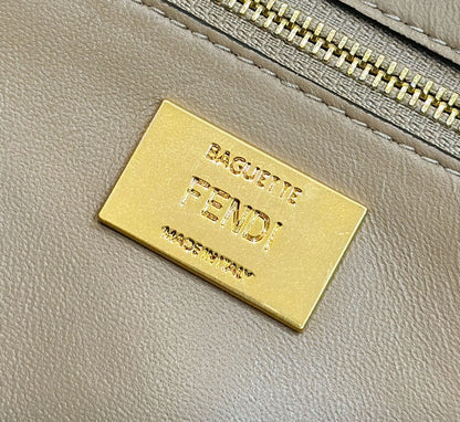 BOLSO FENDI BAGUETTE 27 DE PIEL DE BECERRO BEIGE ARENA CON HERRAJES DORADOS