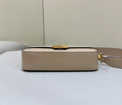 BOLSO FENDI BAGUETTE 27 DE PIEL DE BECERRO BEIGE ARENA CON HERRAJES DORADOS