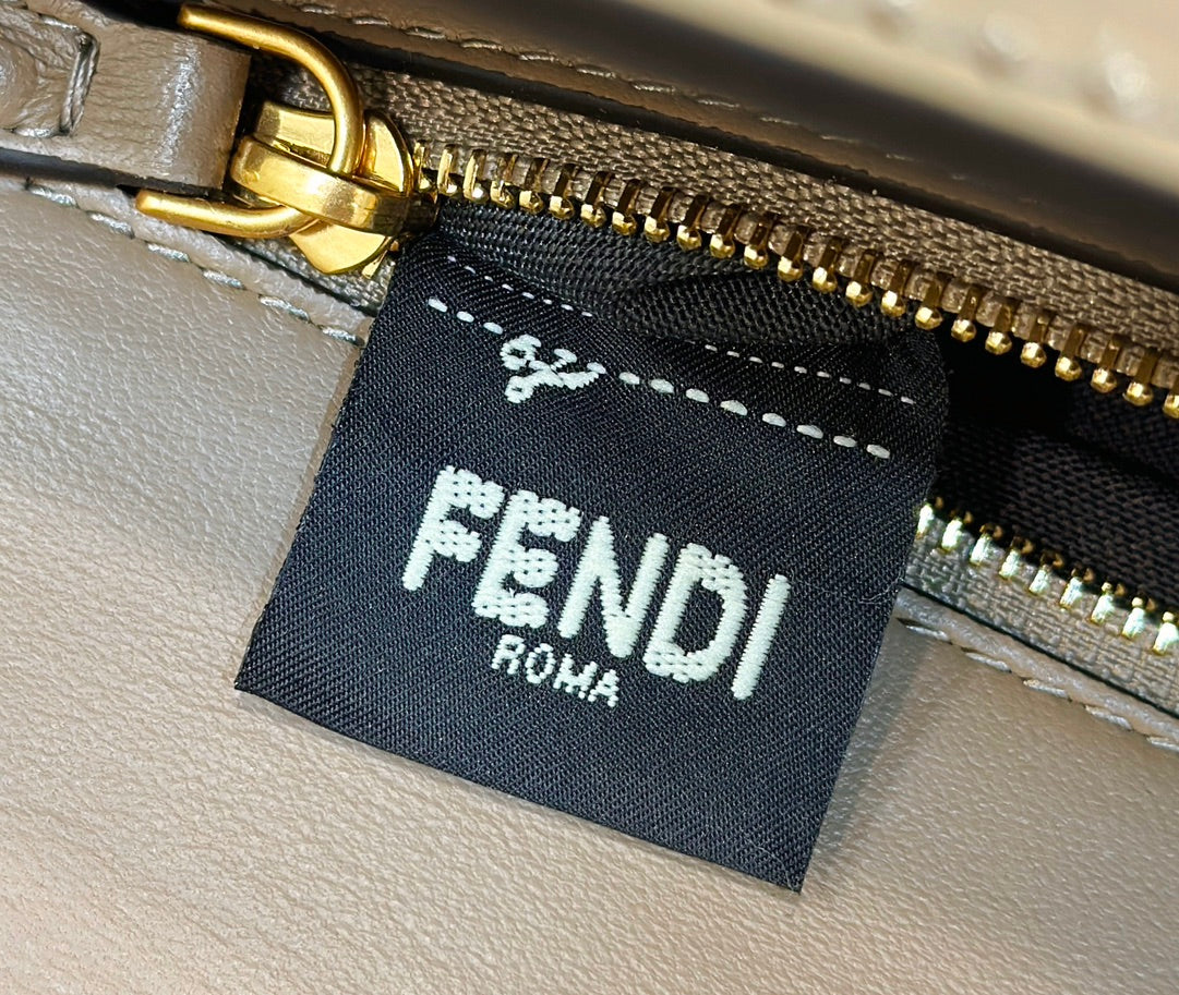 BOLSO FENDI BAGUETTE 27 DE PIEL DE BECERRO BEIGE ARENA CON HERRAJES DORADOS