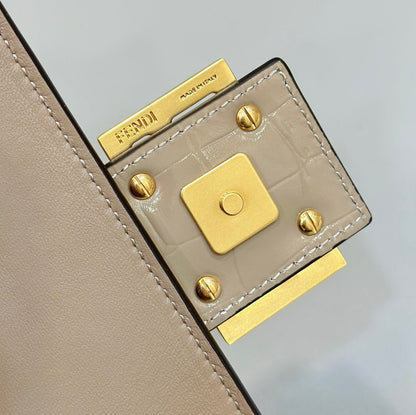 BOLSO FENDI BAGUETTE 27 DE PIEL DE BECERRO BEIGE ARENA CON HERRAJES DORADOS